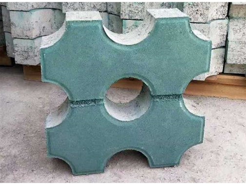 便道砖厂家介绍在空心砖成型操作中要注意的事项有哪些?